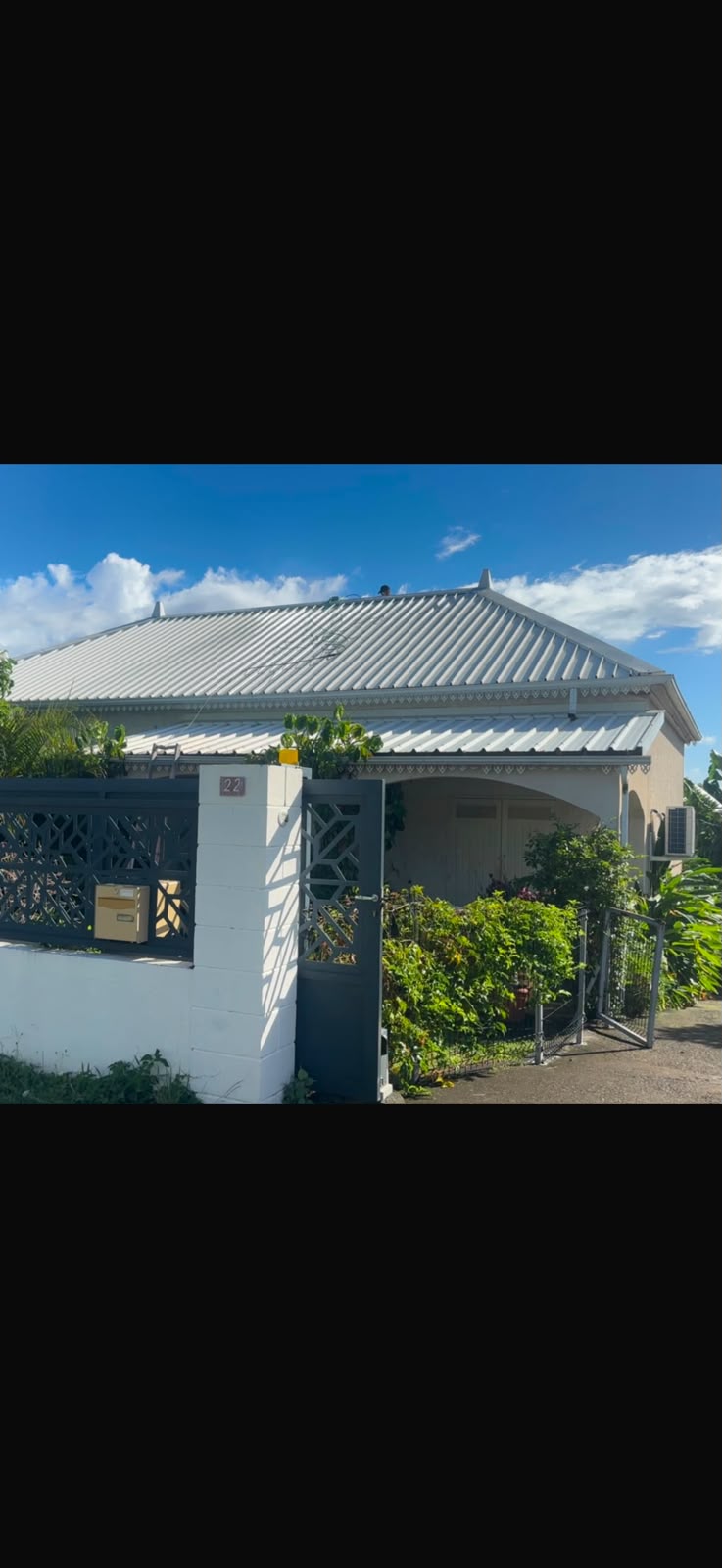 Toiture en bac acier blanc, vue de la maison
